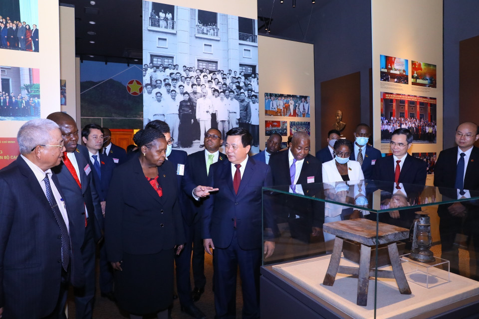 Chủ tịch Quốc hội Mozambique Esperanca Laurinda Francisco Nhiuane Bias thăm Phòng truyền thống Học viện Chính trị Quốc gia Hồ Chí Minh. (Ảnh: Văn Điệp/TTXVN)