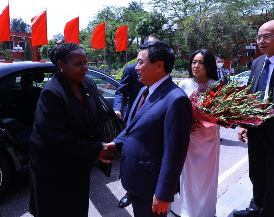 Giám đốc Học viện Chính trị Quốc gia Hồ Chí Minh Nguyễn Xuân Thắng đón Chủ tịch Quốc hội Mozambique Esperanca Laurinda Francisco Nhiuane Bias. (Ảnh: Văn Điệp/TTXVN)