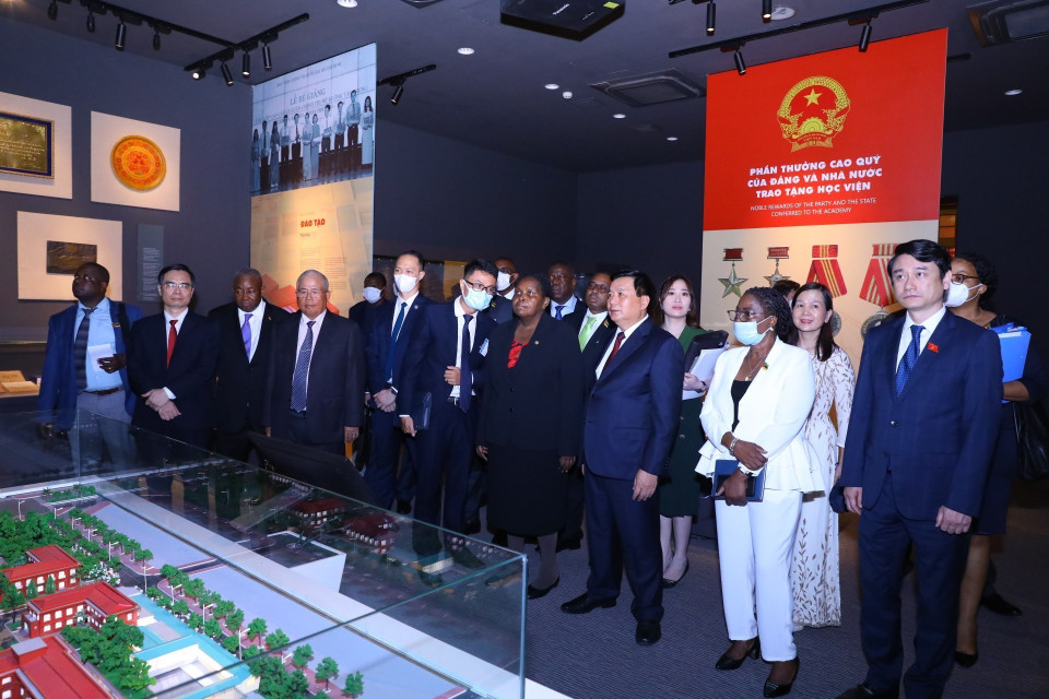 Chủ tịch Quốc hội Mozambique Esperanca Laurinda Francisco Nhiuane Bias thăm Phòng truyền thống Học viện Chính trị quốc gia Hồ Chí Minh. (Ảnh: Văn Điệp/TTXVN)