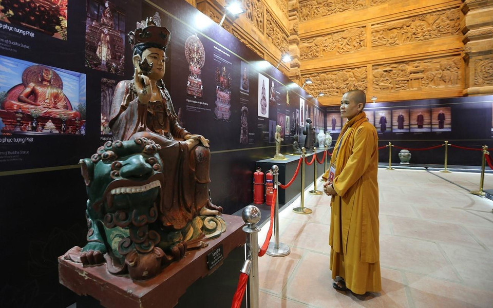Đại biểu tham quan Triển lãm tranh, ảnh và các tác phẩm văn hóa Phật giáo tại Điện Quan Âm. (Ảnh: Dương Giang/TTXVN)