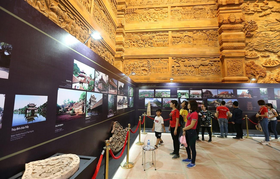 Các đại biểu tham quan Triển lãm tranh, ảnh và các tác phẩm văn hóa Phật giáo tại Điện Quan Âm. (Ảnh: Dương Giang/TTXVN)