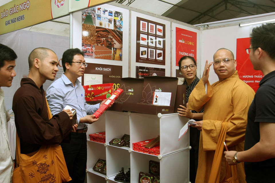 Các đại biểu và du khách tham quan sản phẩm văn hoá phật giáo. (Ảnh: Dương Giang/TTXVN)