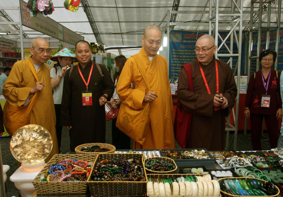 Các đại biểu và du khách tham quan sản phẩm văn hoá Phật giáo. (Ảnh: Dương Giang/TTXVN)