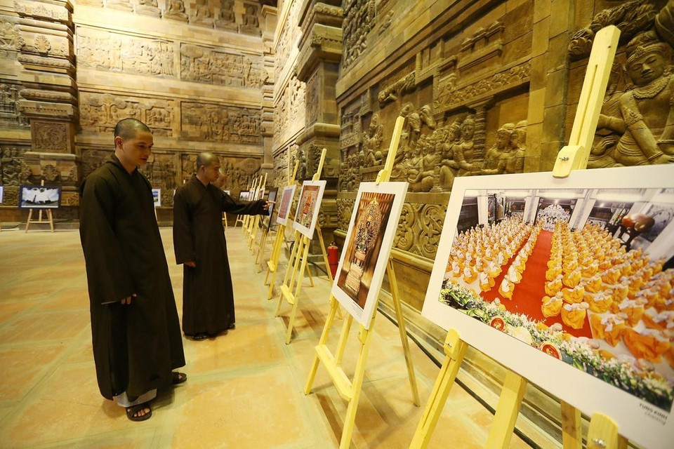 Các đại biểu tham quan Triển lãm ảnh văn hóa Phật giáo tại Điện Tam Thế. (Ảnh: Dương Giang/TTXVN)