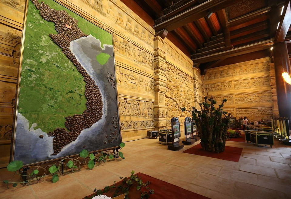 Không gian trưng bày triển lãm ảnh văn hóa Phật giáo tại Điện Pháp Chủ. (Ảnh: Dương Giang/TTXVN)