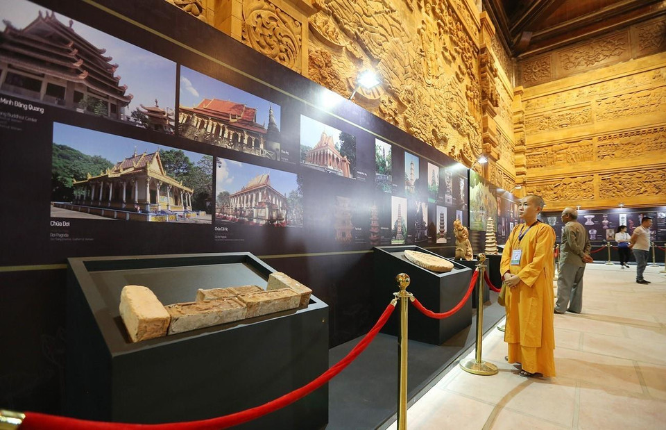 Các đại biểu tham quan Triển lãm tranh, ảnh và các tác phẩm văn hóa Phật giáo tại Điện Quan Âm. (Ảnh: Dương Giang/TTXVN)