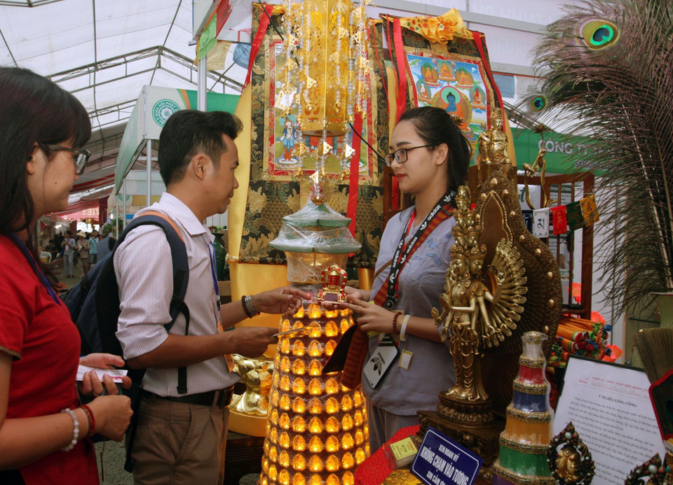 Các đại biểu và du khách tham quan sản phẩm văn hoá Phật giáo. (Ảnh: Dương Giang/TTXVN)