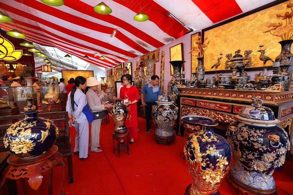 Các sản phẩm mỹ nghệ trưng bày tại Hội chợ triển lãm văn hóa phẩm Phật giáo. (Ảnh: Dương Giang/TTXVN)