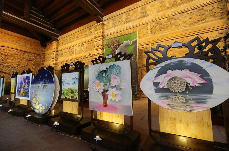 Không gian trưng bày triển lãm ảnh văn hóa Phật giáo tại Điện Pháp Chủ. (Ảnh: Dương Giang/TTXVN)