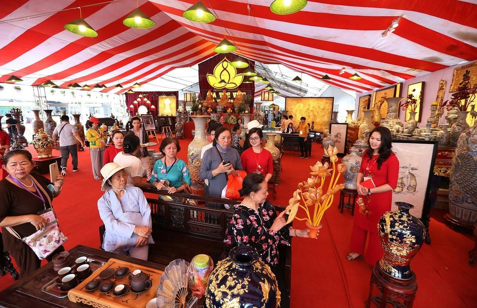 Du khách xem các sản phẩm mỹ nghệ trưng bày tại Hội chợ triển lãm văn hóa phẩm Phật giáo. (Ảnh: Dương Giang/TTXVN)