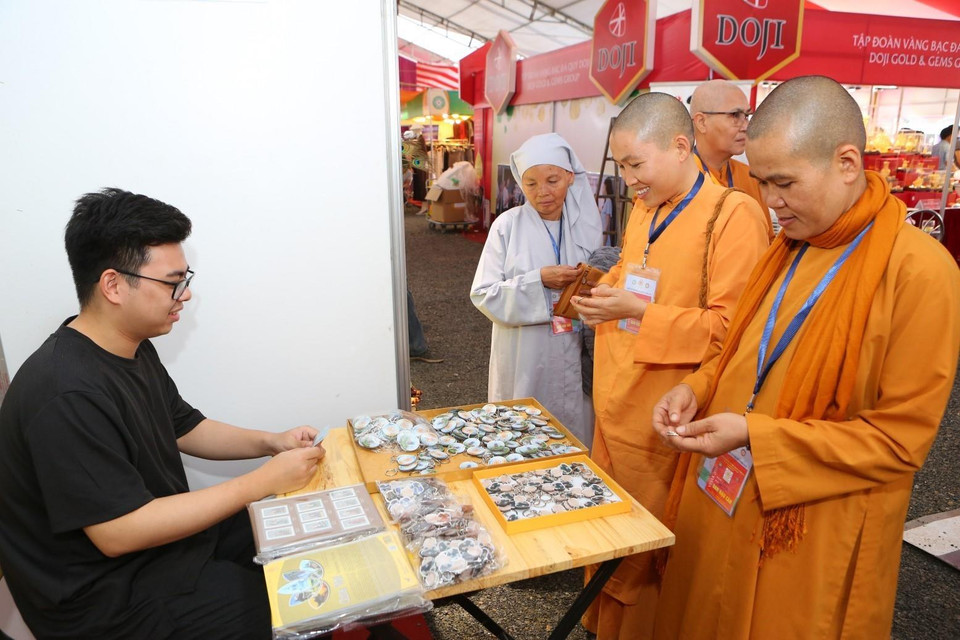 Các tăng ni Phật tử tham quan hội chợ trưng bày văn hóa phẩm Phật giáo. (Ảnh: Dương Giang/TTXVN)