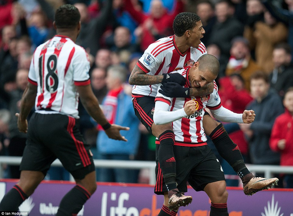 Niềm vui của các cầu thủ Sunderland ngay từ phút thứ 3.