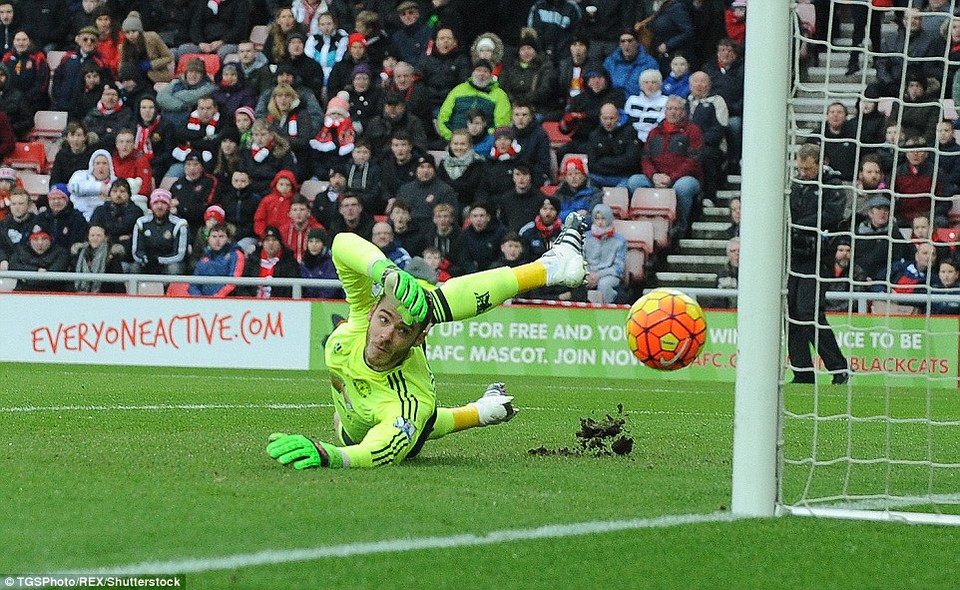 Sau pha sút phạt khiến David de Gea bó tay.