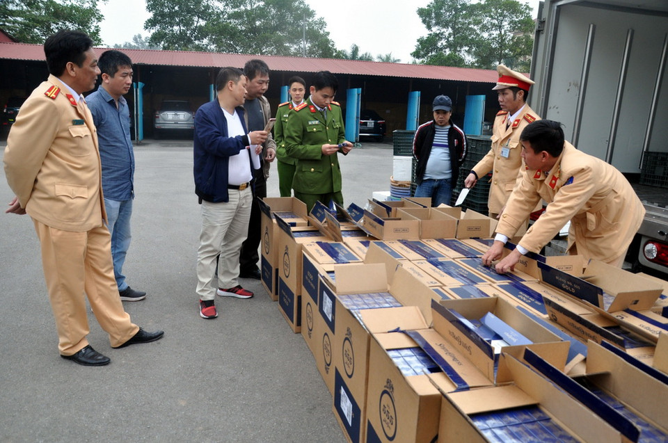 Lực lượng chức năng tỉnh Hải Dương bắt giữ lượng thuốc lá lậu lớn nhất trong nhiều năm trở lại đây. (Ảnh: Mạnh Tú/ TTXVN)