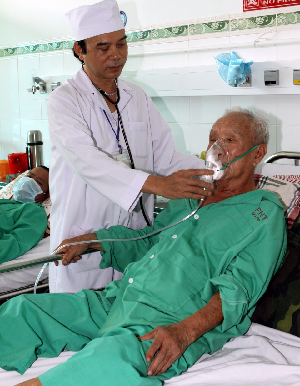 Bệnh nhân bị bệnh phổi tắc nghẽn mạn tính (COPD) điều trị tại Bệnh viện Phạm Ngọc Thạch (TP.Hồ Chí Minh ). (Ảnh: Phương Vy/TTXVN)