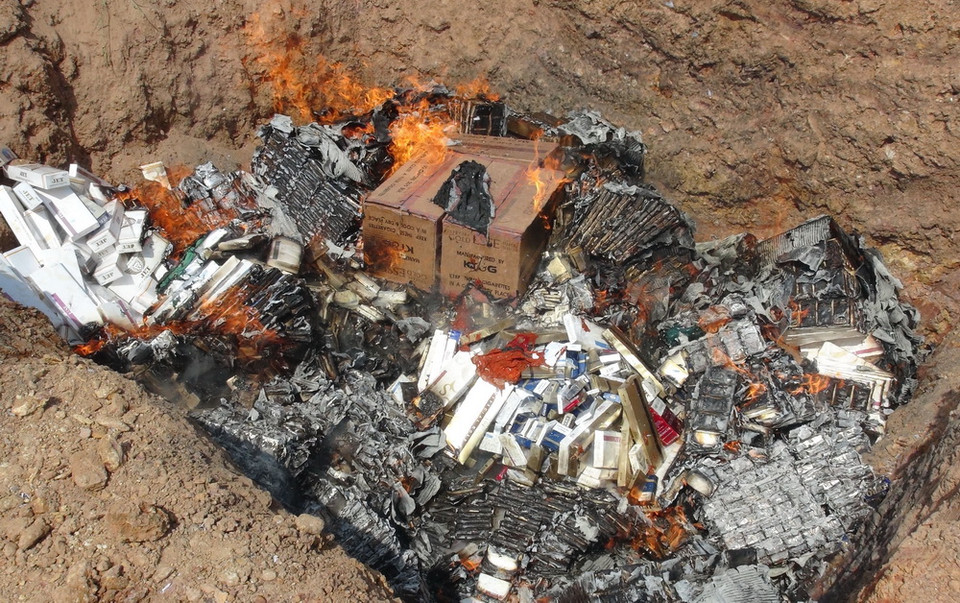 Lực lượng chức năng tỉnh Quảng Bình tiến hành tiêu hủy số lượng lớn huốc lá nhập lậu, thuốc lá giả. (Ảnh: Đức Thọ/ TTXVN)