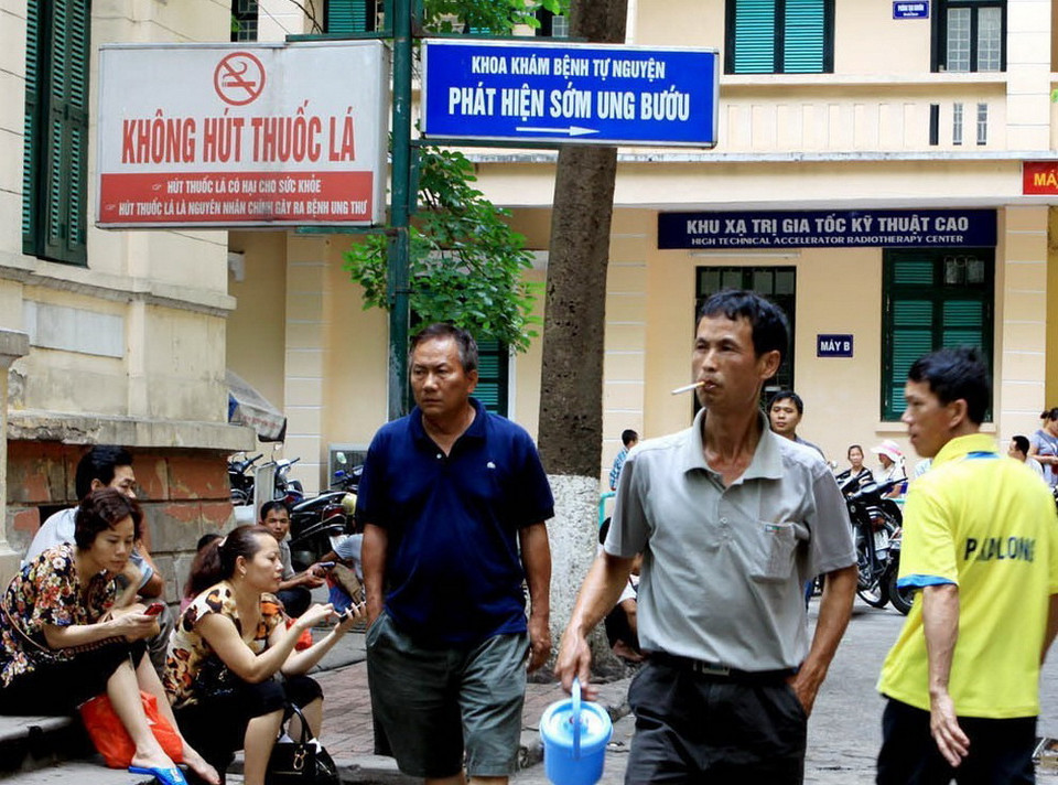 Tại Bệnh viện K Trung ương (Hà Nội) - nơi điều trị ung thư cho 4.000-5.000 bệnh nhân ung thư mỗi ngày (trong đó 30% số người mắc các bệnh liên quan đến tác hại của thuốc lá) vẫn còn nhiều trường hợp vi phạm hút thuốc lá nơi quy định mà chưa bị xử phạt. (Ảnh: Dương Ngọc/TTXVN)