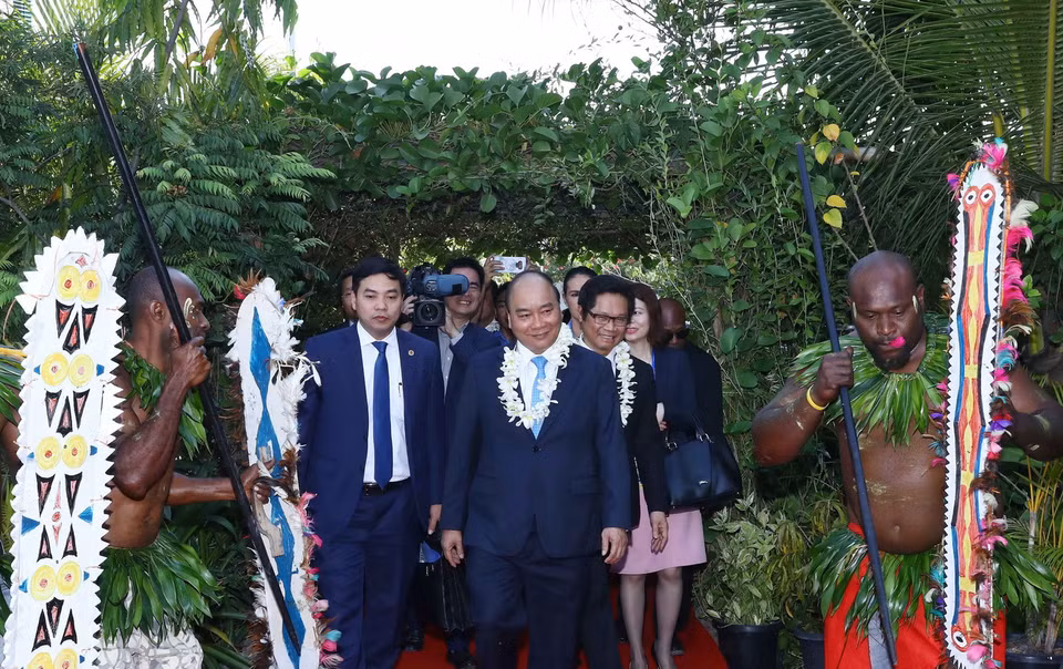 Nghi thức đón Thủ tướng Nguyễn Xuân Phúc theo phong cách truyền thống của thổ dân Papua New Guinea. (Ảnh: Thống Nhất/TTXVN)