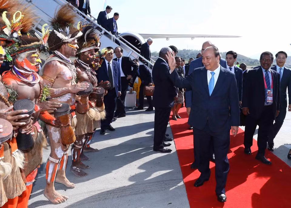 Nghi thức đón Thủ tướng Nguyễn Xuân Phúc theo phong cách truyền thống của thổ dân Papua New Guinea. (Ảnh: Thống Nhất/TTXVN)