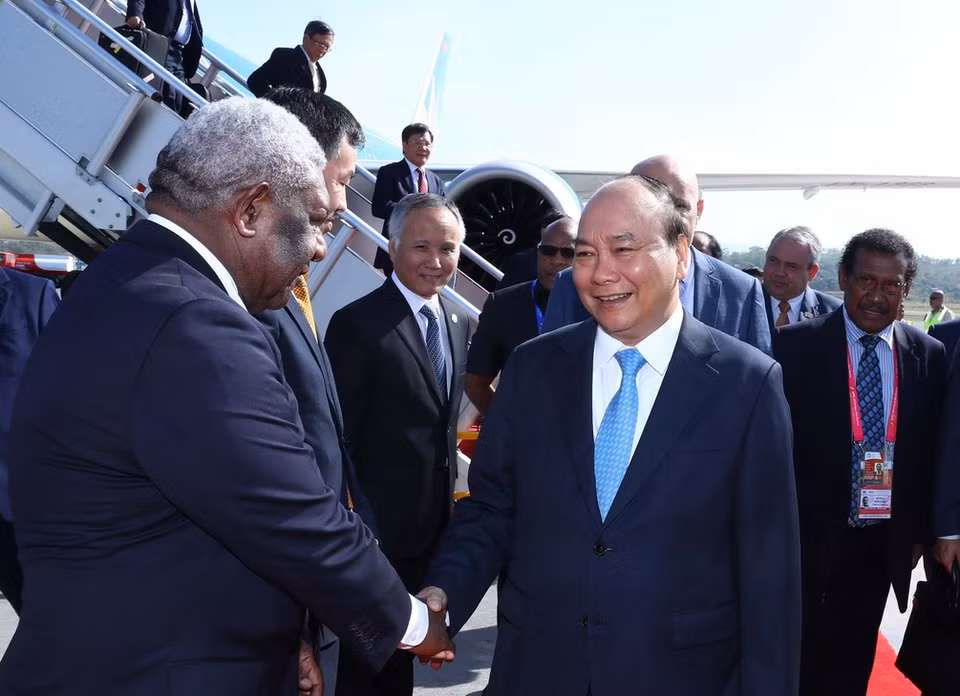 Quan chức chính phủ Papua New Guinea đón Thủ tướng Nguyễn Xuân Phúc tại sân bay quốc tế Jackson, thủ đô Port Moresby. (Ảnh: Thống Nhất/TTXVN)