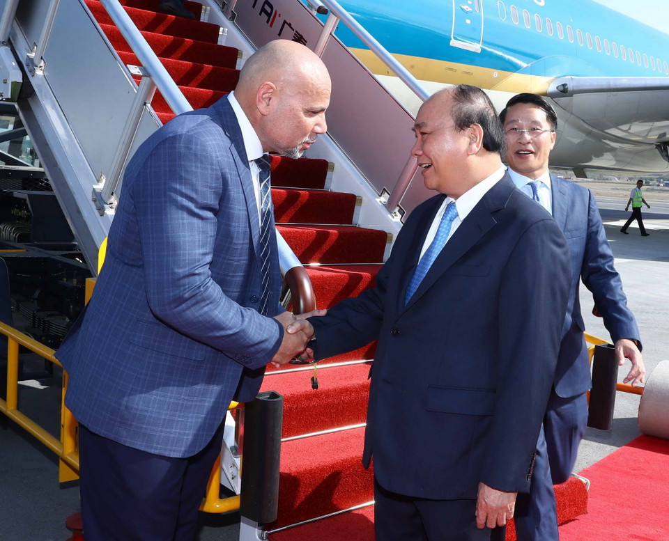 Phó Thủ tướng chính phủ Papua New Guinea Charles Abel đón Thủ tướng Nguyễn Xuân Phúc tại sân bay quốc tế Jackson, thủ đô Port Moresby. (Ảnh: Thống Nhất/TTXVN)