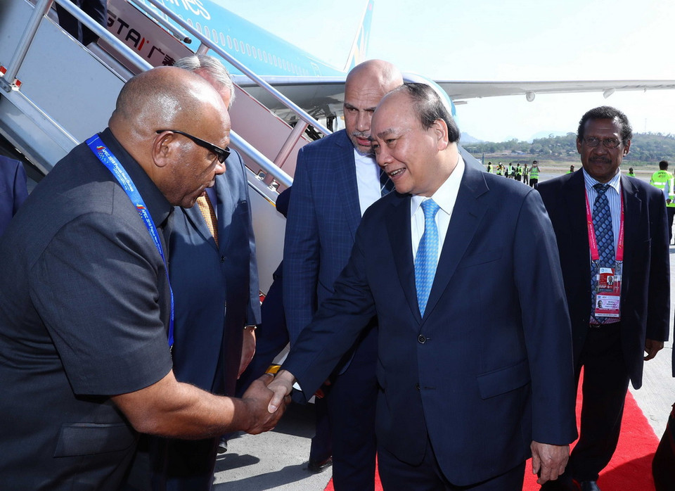 Quan chức chính phủ Papua New Guinea đón Thủ tướng Nguyễn Xuân Phúc tại sân bay quốc tế Jackson, thủ đô Port Moresby. (Ảnh: Thống Nhất/TTXVN)