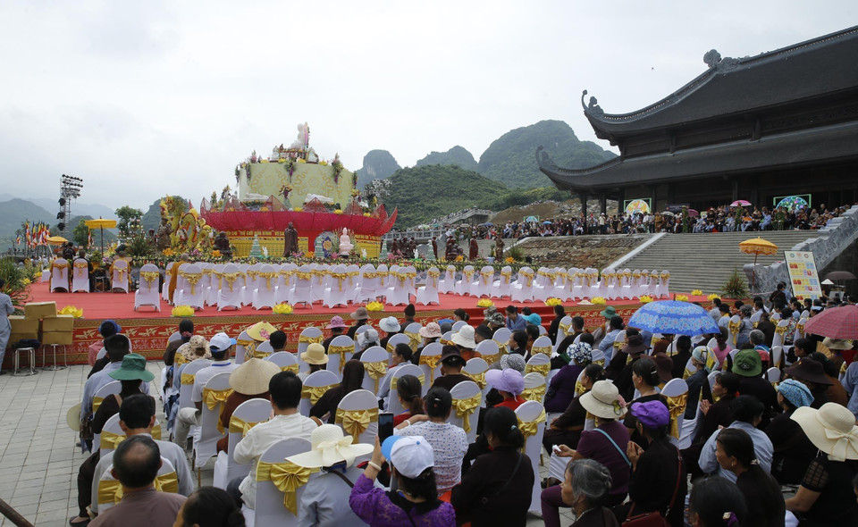 Sư tăng cử hành nghi lễ cầu nguyện âm siêu dương thái. (Ảnh: TTXVN)