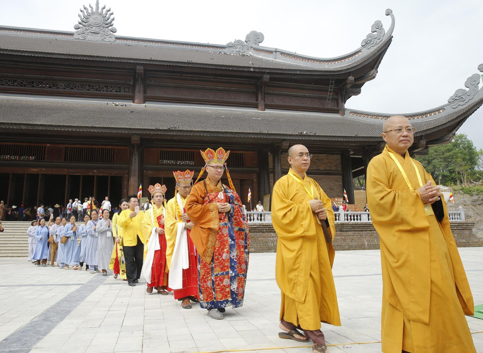 Sư tăng cử hành nghi lễ cầu nguyện âm siêu dương thái. (Ảnh: TTXVN)