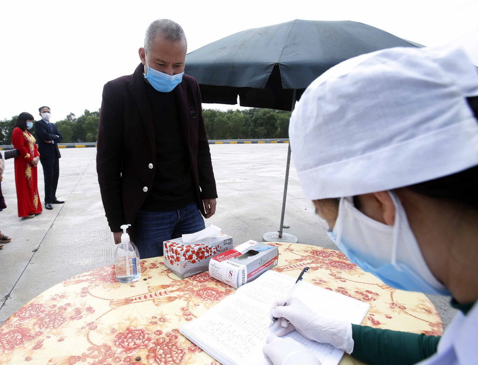 Những người muốn vào địa bàn tỉnh Hưng Yên phải khai báo y tế tại chốt kiểm soát dịch COVID-19 (huyện Yên Mỹ, Hưng Yên). (Ảnh: Phạm Kiên/TTXVN)