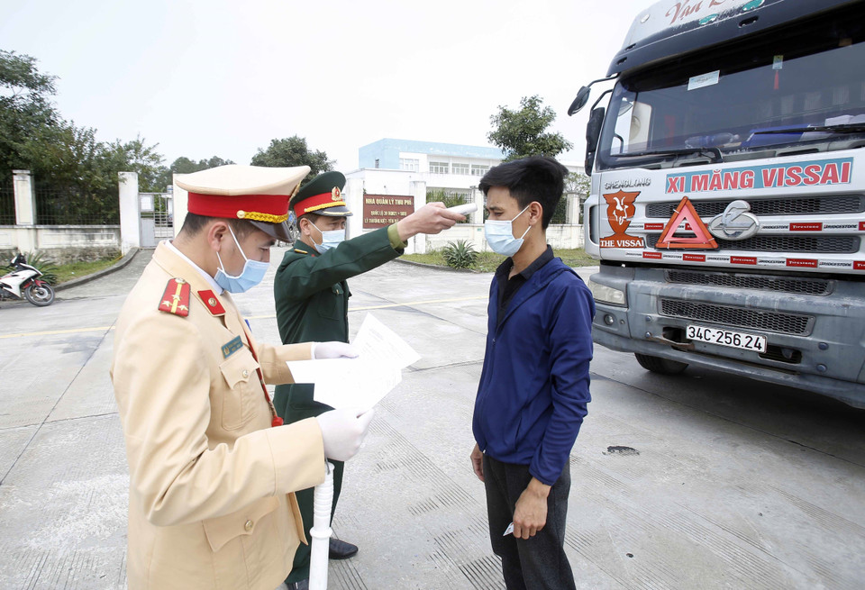 Kiểm tra thân nhiệt và khai báo y tế với người muốn vào địa bàn tỉnh Hưng Yên tại nút giao huyện Yên Mỹ với cao tốc Hà Nội-Hải Phòng. (Ảnh: Phạm Kiên/TTXVN)