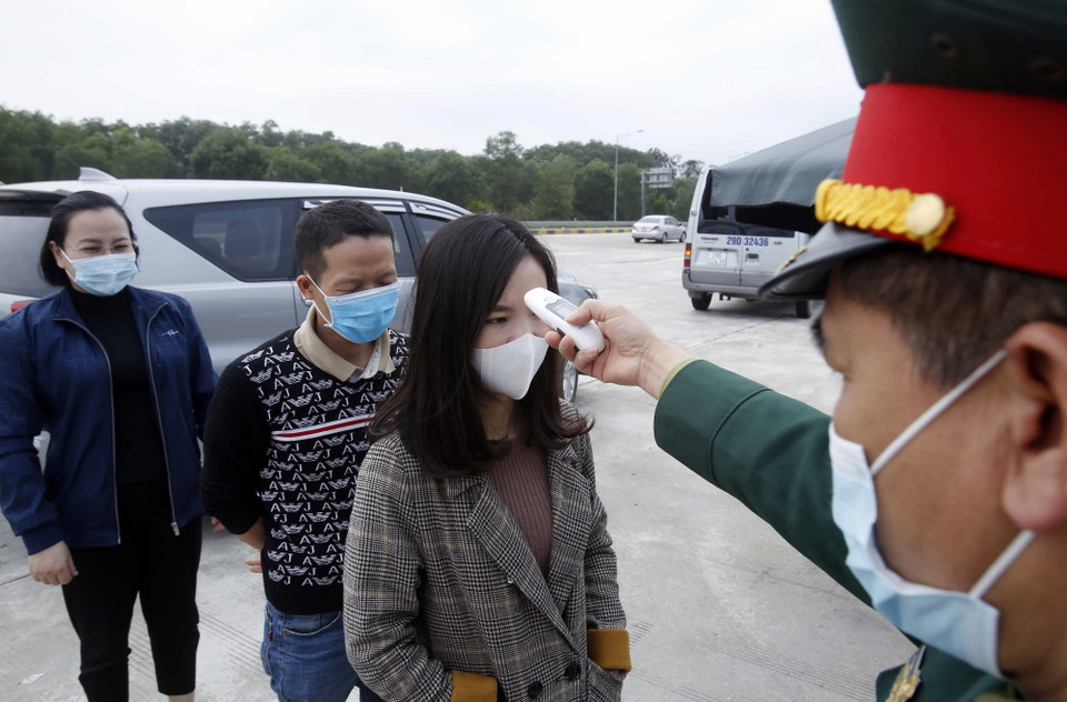 Lưc lượng liên ngành kiểm tra thân nhiệt với các hành khách muốn vào địa bàn tỉnh Hưng Yên. (Ảnh: Phạm Kiên/TTXVN)