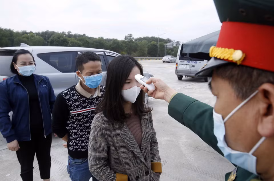 Lưc lượng liên ngành kiểm tra thân nhiệt với các hành khách muốn vào địa bàn tỉnh Hưng Yên. (Ảnh: Phạm Kiên/TTXVN)