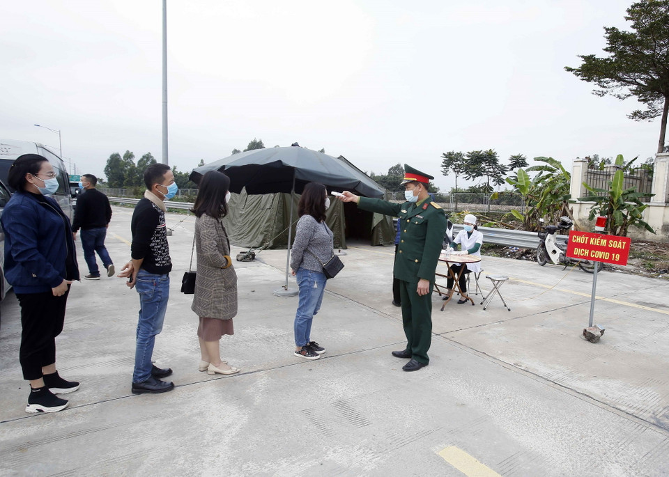 Lưc lượng liên ngành kiểm tra thân nhiệt với các hành khách muốn vào địa bàn tỉnh Hưng Yên. (Ảnh: Phạm Kiên/TTXVN)