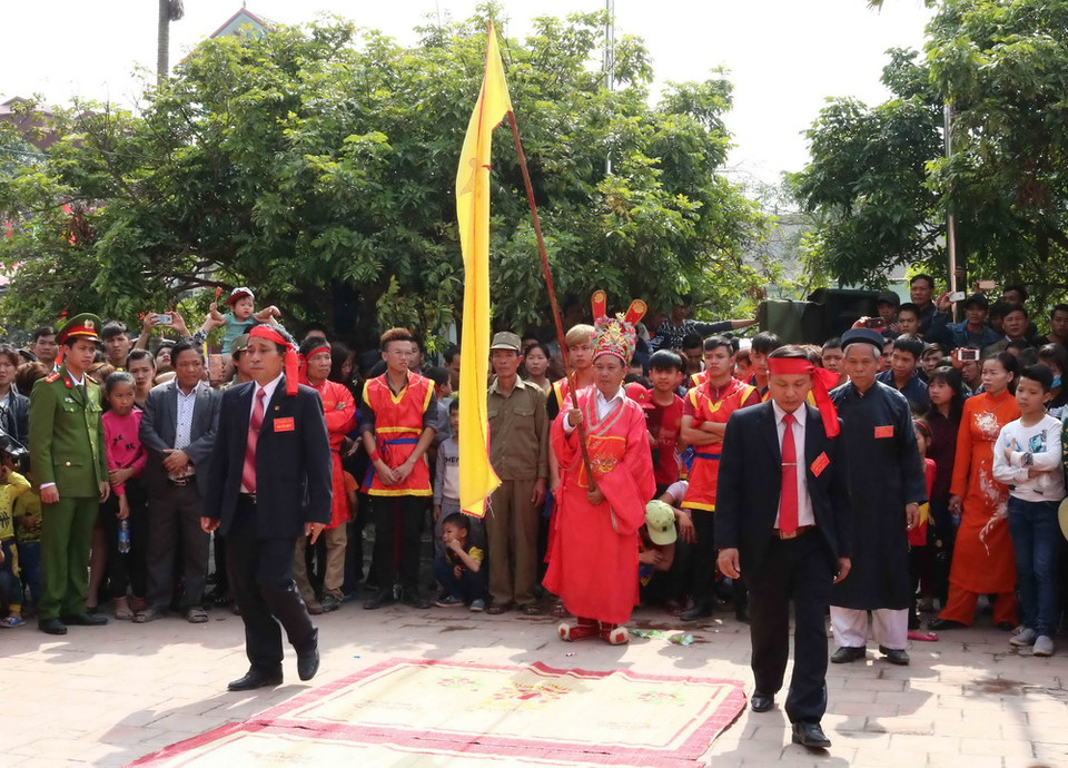 Nghi lễ ông tướng làm lễ phất cờ. (Ảnh: Diệp Trương/TTXVN)