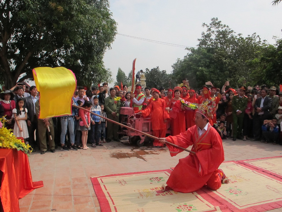Nghi lễ ông tướng làm lễ phất cờ. (Ảnh: Diệp Trương/TTXVN)