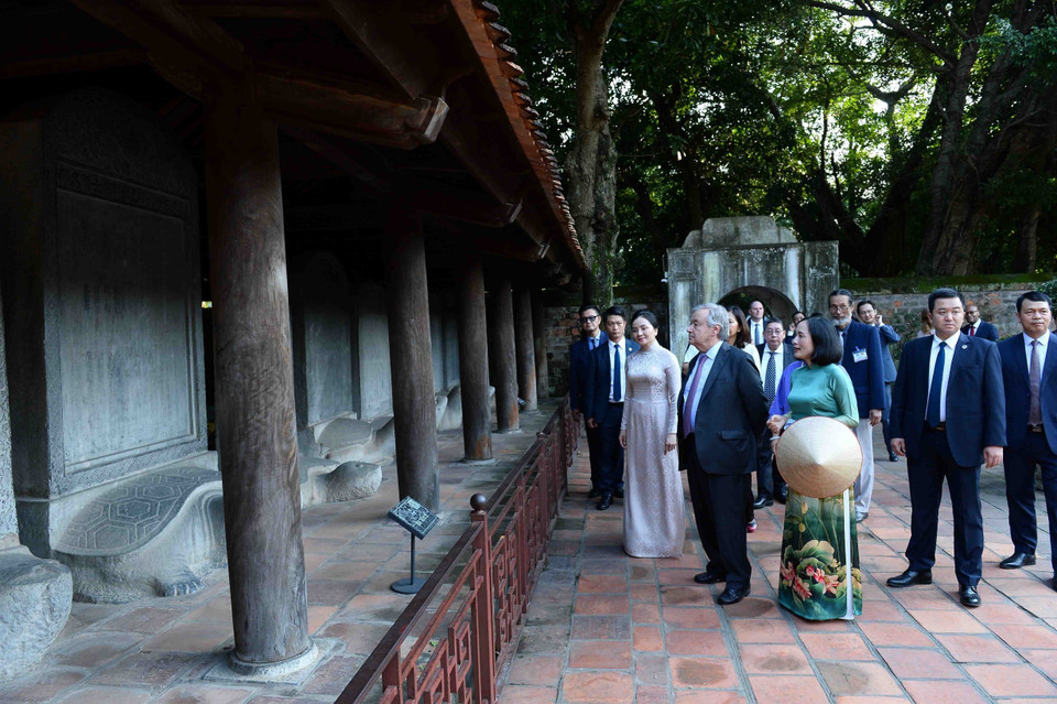 Tổng Thư ký LHQ António Guterres thăm Văn Miếu – Quốc Tử Giám. (Ảnh: Minh Đức/TTXVN)