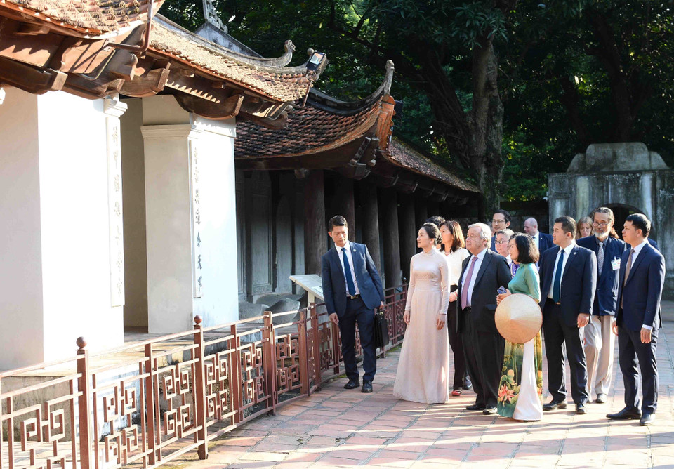 Tổng Thư ký LHQ António Guterres thăm Văn Miếu – Quốc Tử Giám. (Ảnh: Minh Đức/TTXVN)