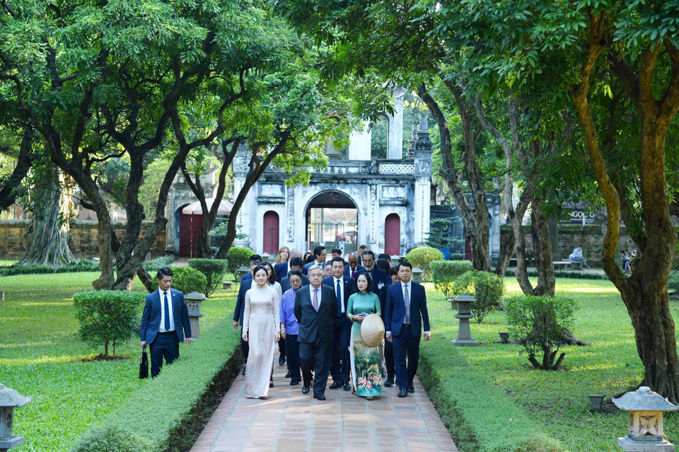 Tổng Thư ký LHQ António Guterres thăm Văn Miếu – Quốc Tử Giám. (Ảnh: Minh Đức/TTXVN)