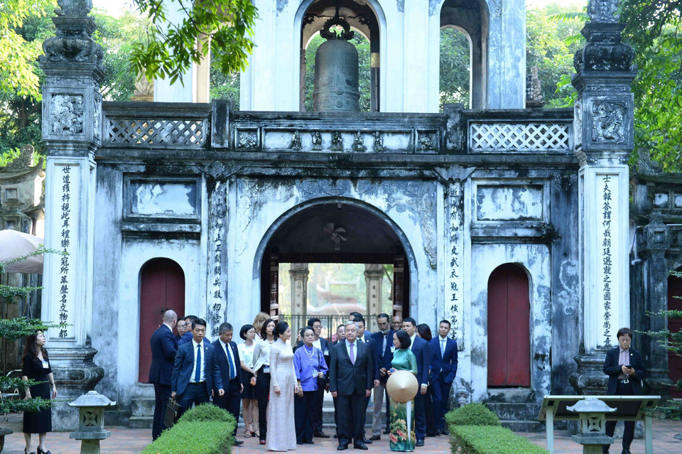 Tổng Thư ký LHQ António Guterres thăm Văn Miếu – Quốc Tử Giám. (Ảnh: Minh Đức/TTXVN)