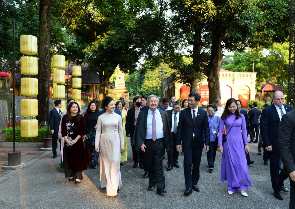 Tổng Thư ký LHQ António Guterres thăm và viết lưu bút tại Hoàng thành Thăng Long. (Ảnh: Minh Đức/TTXVN)