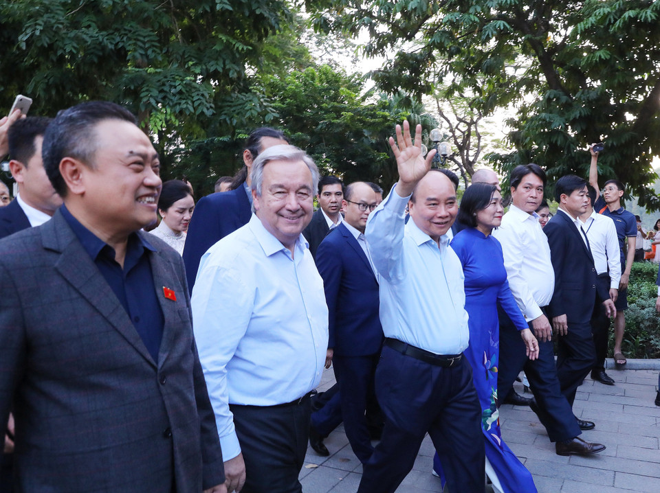 Chủ tịch nước Nguyễn Xuân Phúc cùng Tổng Thư ký Liên hợp quốc António Guterres đi bộ bên hồ Hoàn Kiếm. (Ảnh: Lâm Khánh/TTXVN)