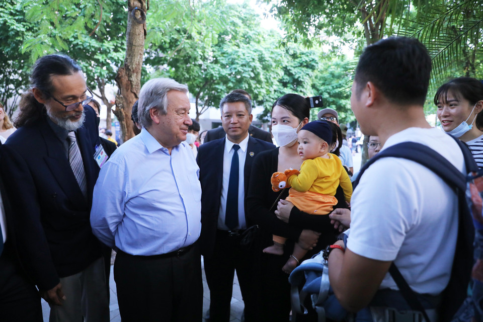 Tổng Thư ký Liên hợp quốc António Guterres thăm hỏi, nói chuyện với người dân Hà Nội ở không gian phố đi bộ hồ Hoàn Kiếm. (Ảnh: Lâm Khánh/TTXVN)