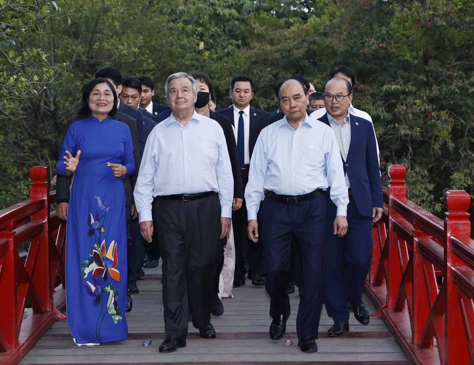 Chủ tịch nước Nguyễn Xuân Phúc cùng Tổng Thư ký Liên hợp quốc António Guterres trên cầu Thê Húc, hồ Hoàn Kiếm. (Ảnh: Thống Nhất/TTXVN)