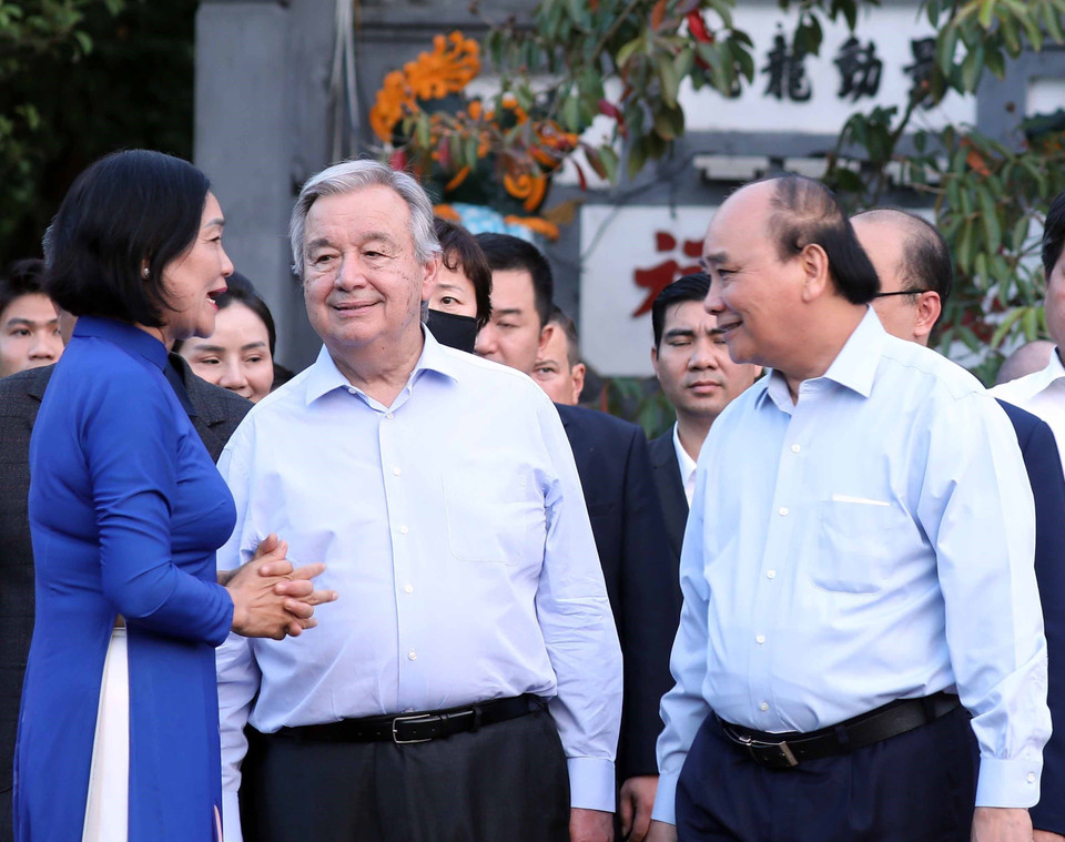 Chủ tịch nước Nguyễn Xuân Phúc cùng Tổng Thư ký Liên hợp quốc António Guterres trên cầu Thê Húc, hồ Hoàn Kiếm. (Ảnh: Thống Nhất/TTXVN)