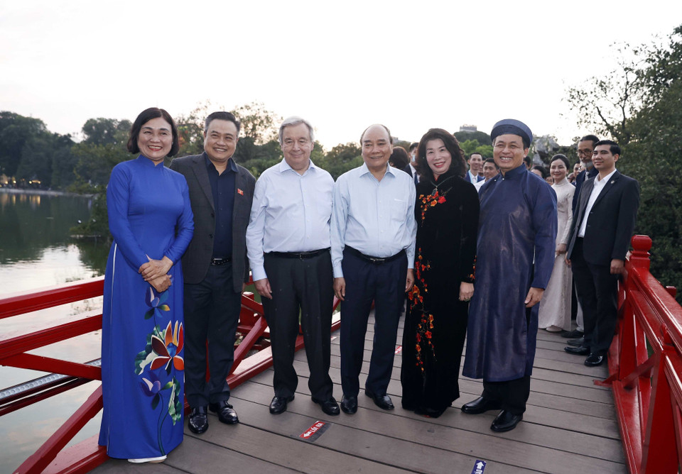 Chủ tịch nước Nguyễn Xuân Phúc cùng Tổng Thư ký Liên hợp quốc António Guterres trên cầu Thê Húc, hồ Hoàn Kiếm. (Ảnh: Thống Nhất/TTXVN)