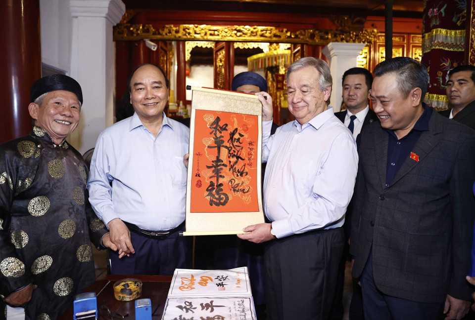 Chủ tịch nước Nguyễn Xuân Phúc tặng Tổng Thư ký LHQ António Guterres bức thư pháp với nội dung "Thế giới hòa bình, nhân dân hạnh phúc". (Ảnh: Thống Nhất/TTXVN)