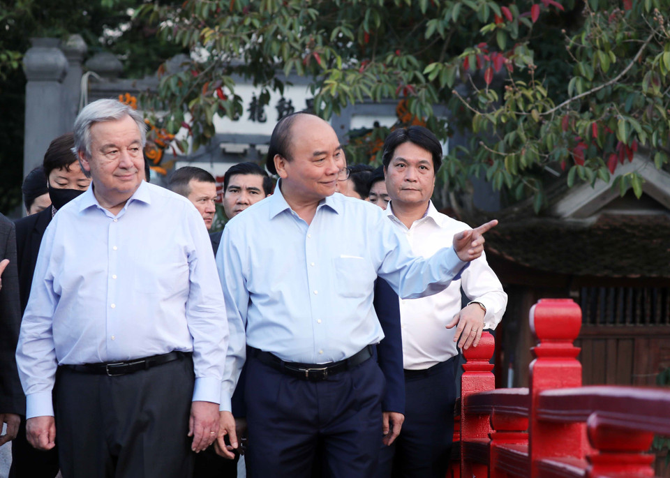 Chủ tịch nước Nguyễn Xuân Phúc cùng Tổng Thư ký Liên hợp quốc António Guterres trên cầu Thê Húc, hồ Hoàn Kiếm. (Ảnh: Thống Nhất/TTXVN)