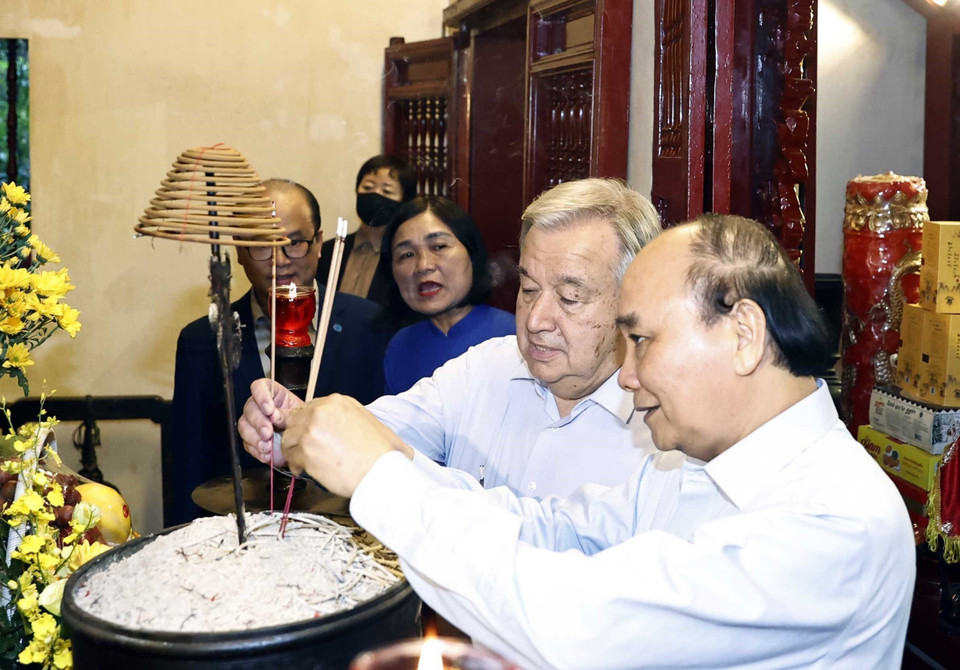 Chủ tịch nước Nguyễn Xuân Phúc và Tổng Thư ký LHQ António Guterres dâng hương tại đền Ngọc Sơn. (Ảnh: Thống Nhất/TTXVN)