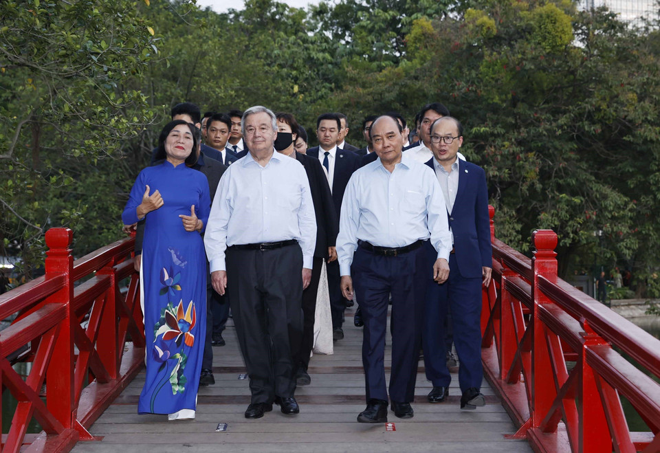 Chủ tịch nước Nguyễn Xuân Phúc cùng Tổng Thư ký Liên hợp quốc António Guterres trên cầu Thê Húc, hồ Hoàn Kiếm. (Ảnh: Thống Nhất/TTXVN)