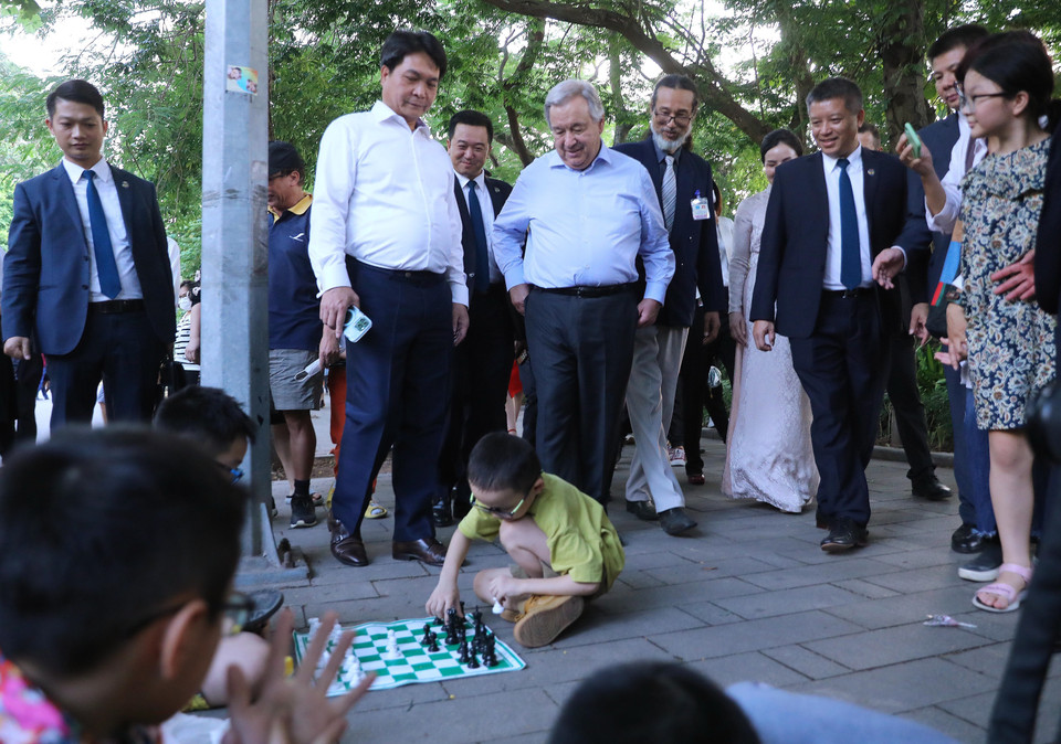 Tổng Thư ký Liên hợp quốc António Guterres xem trẻ em chơi cờ vua ở không gian phố đi bộ hồ Hoàn Kiếm. (Ảnh: Lâm Khánh/TTXVN)
